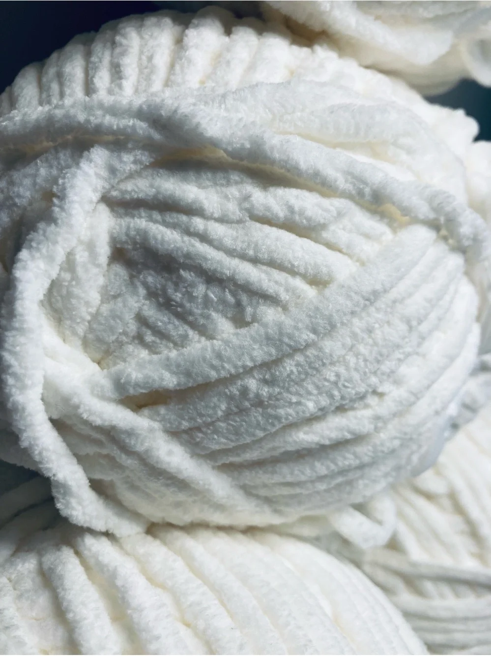 ~41.5 oz / 2 lbs 9 oz‎ NEW Soft White Chunky Baby Blanket Yarn - 4 Skeins